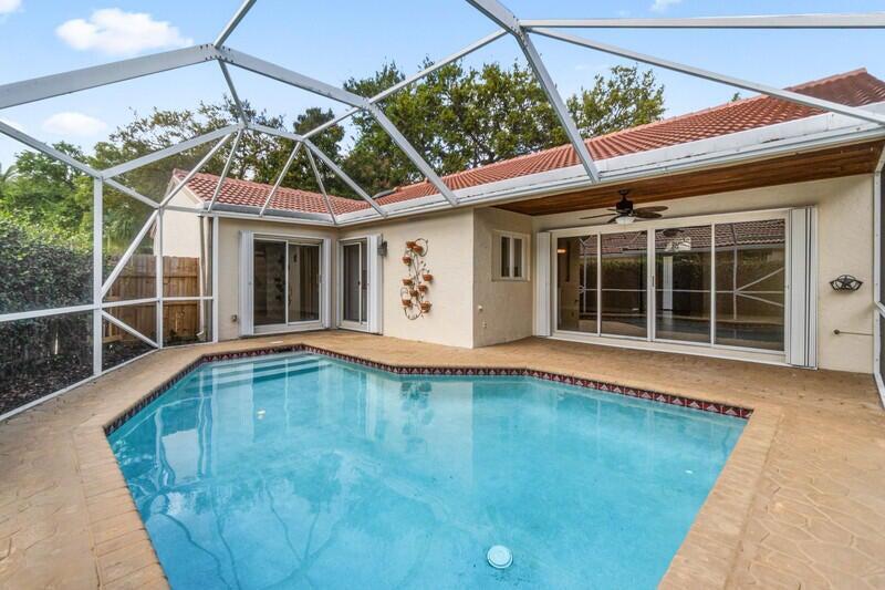 1091 Roble Way