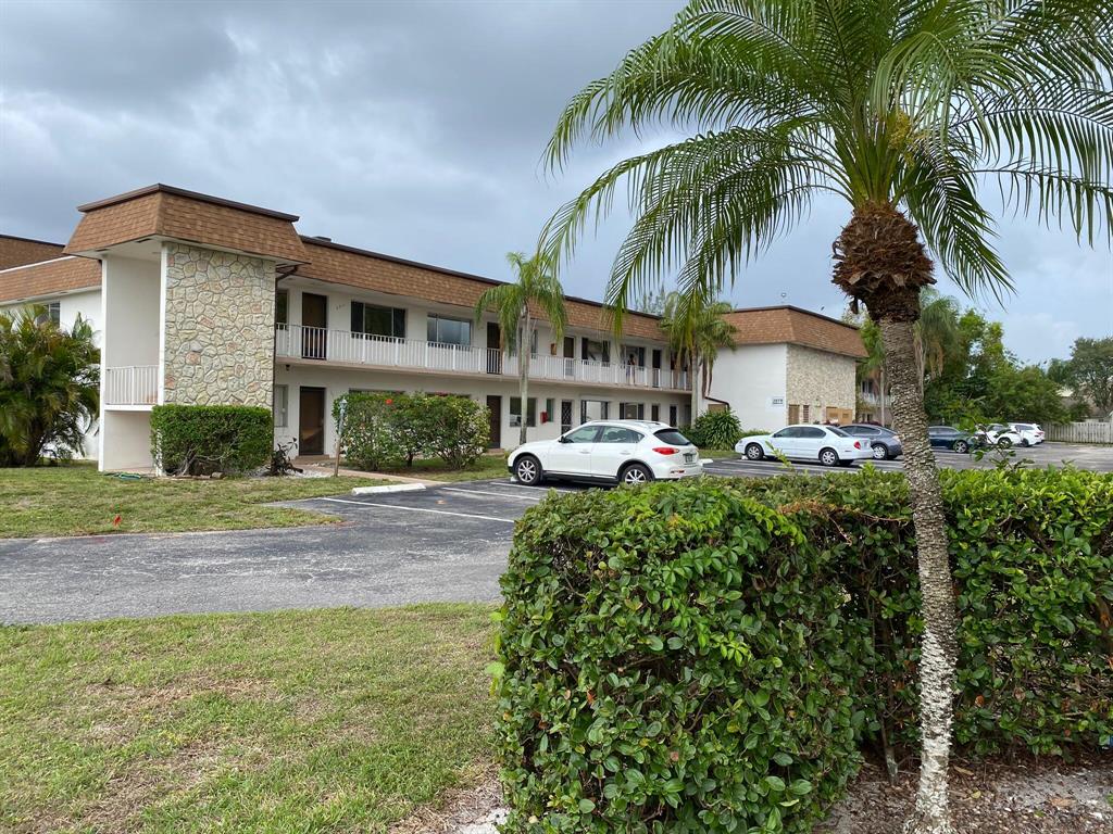 ONE BEDROOM 1 BATH 2ND FLOOR CONDO. UPDATED WITH WHITE CABINETS, GRANITE COUNTERTOPS, TILE AND WOOD LAMINATE FLOORING. SCREENED PATIO WITH STORAGE CLOSET. POOL, ELEVATOR AND COIN OP LAUNDRY OFFERED ON SITE. LOCATED CLOSE TO SHOPPING, RESTAURANTS, ENTERTAINMENT, HIGHWAYS, AIRPORTS AND BEACHES.