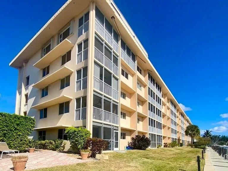 BOCA HOUSE CONDO - Residential