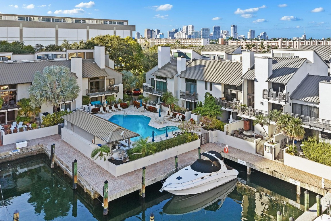 PORTSIDE YACHT CLUB - Residential