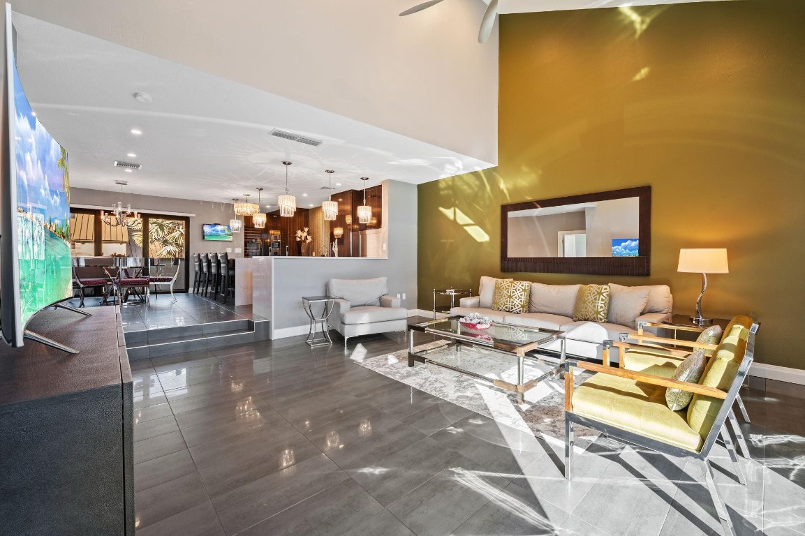 PORTSIDE YACHT CLUB - Residential