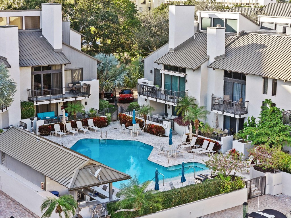 PORTSIDE YACHT CLUB - Residential