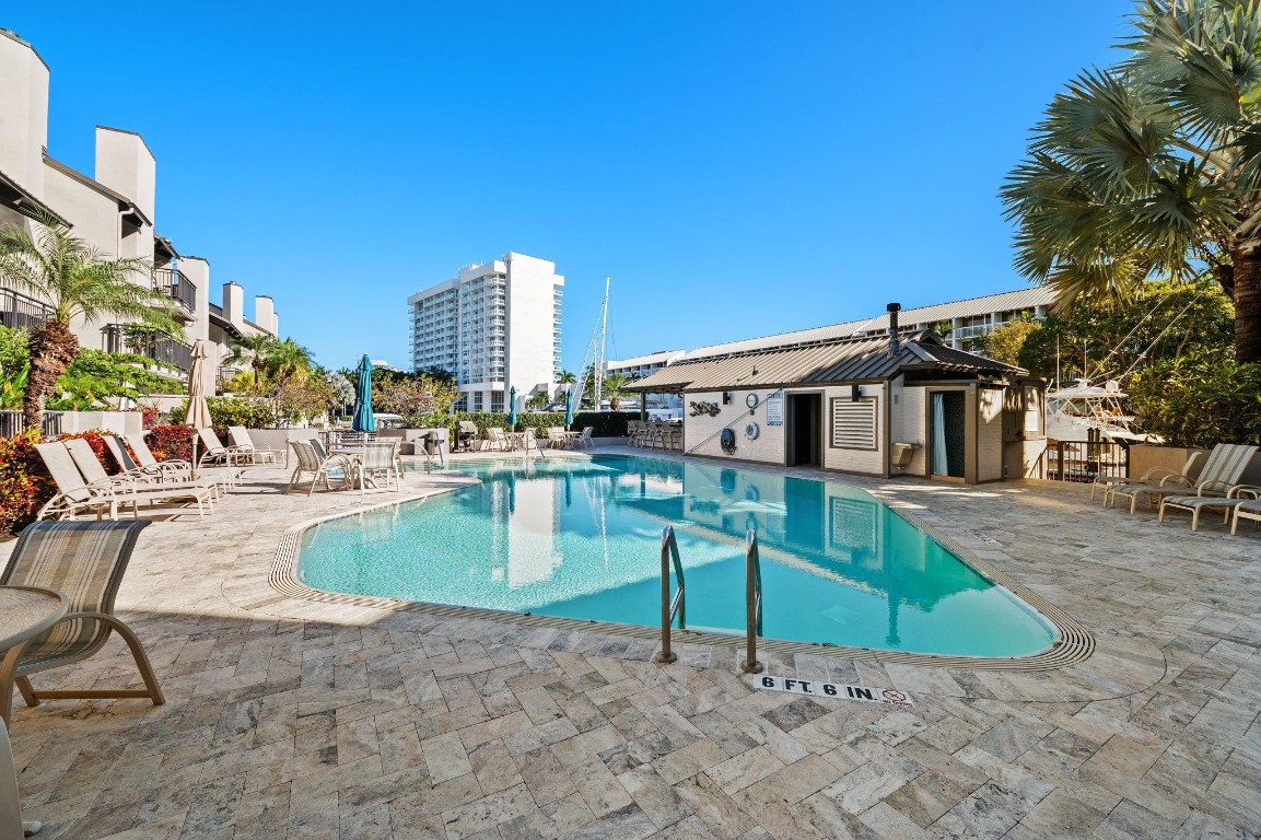 PORTSIDE YACHT CLUB - Residential