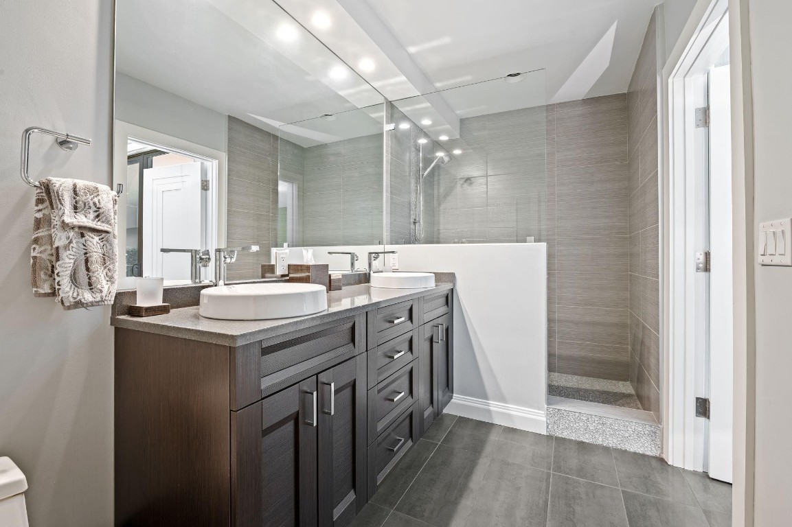 PORTSIDE YACHT CLUB - Residential