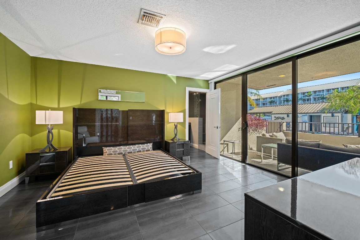 PORTSIDE YACHT CLUB - Residential