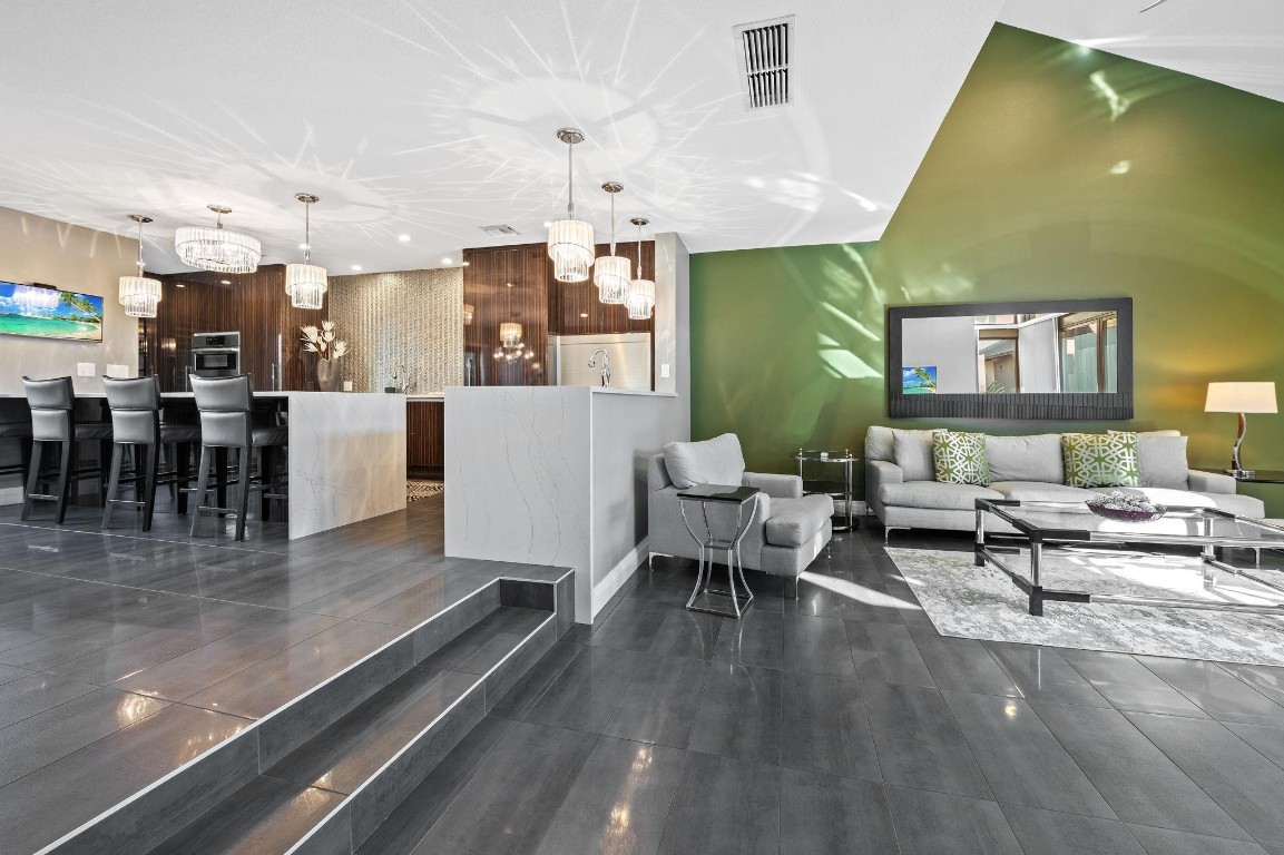 PORTSIDE YACHT CLUB - Residential