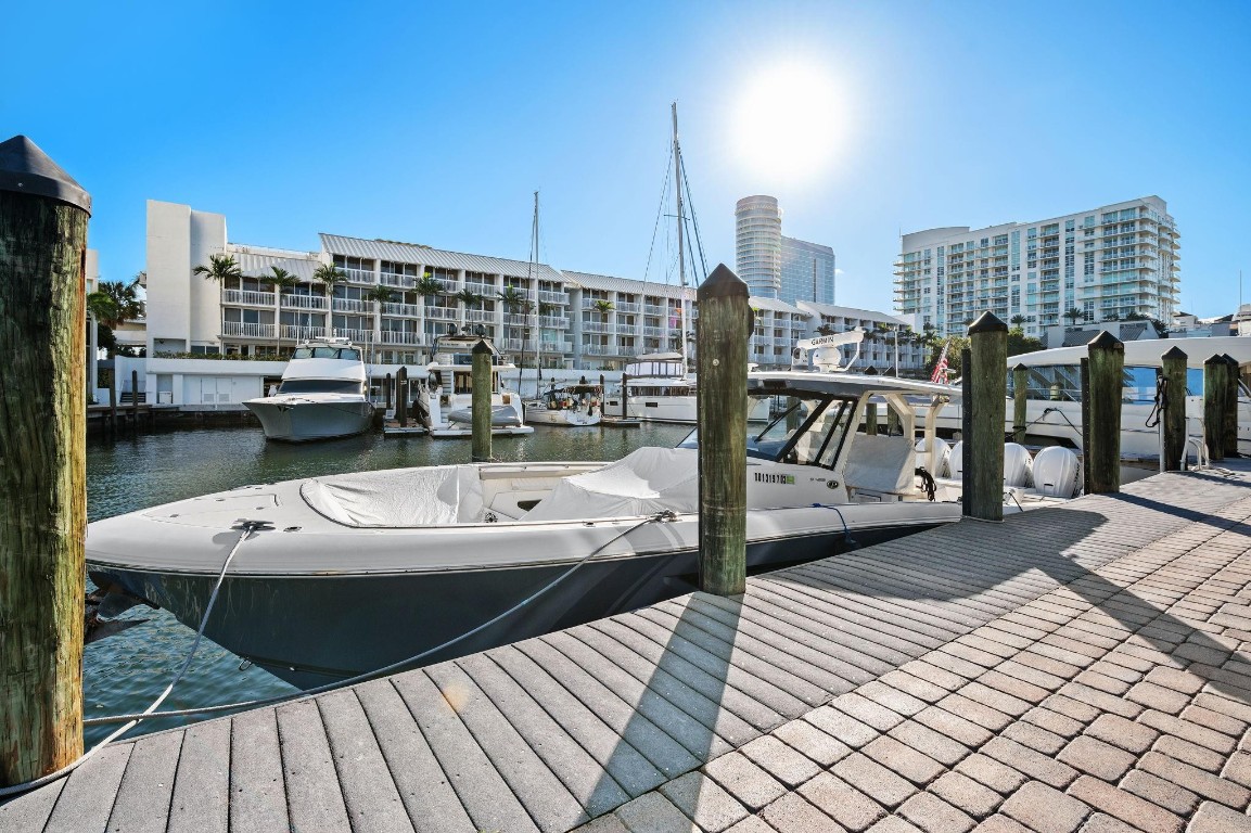 PORTSIDE YACHT CLUB - Residential