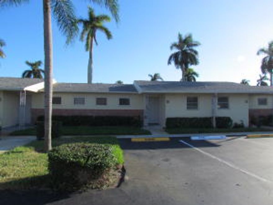 Spacious 1/1 Condo with enclosed patio.