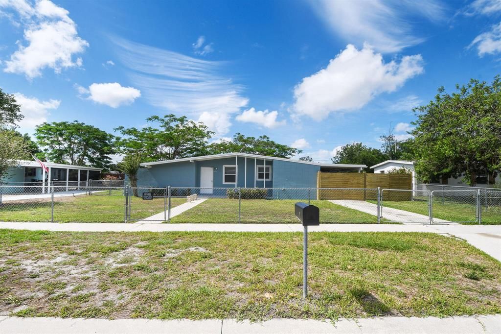 Photo of 140 SE Solaz Avenue, Port Saint Lucie, FL 34983 (MLS # R10723100)