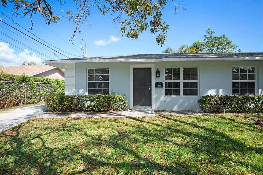 Rarely available, immaculate 2bedroom 2bath duplex in the coveted Grandview Heights neighborhood in Downtown WPB. This large sunny and spacious 2-bedroom/2 bath apartment has brand new appliances, large Walkin closest, just painted and beautifully appointed. Positioned on a tree lined street with Howard Park, tennis courts and the art armory at the end of the street. Walking distance to Rosemary Square, downtown and a bike ride to palm beach Island. Urban living at its best the convenience of city living with the charm of a beautiful historic neighborhood. Pet friendly unit with City Paws dog park at the end of the street.