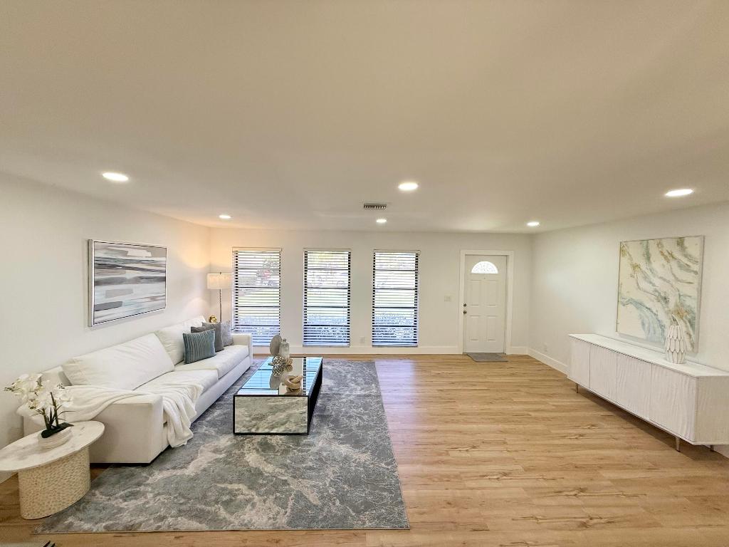 14690 Country Side Ln