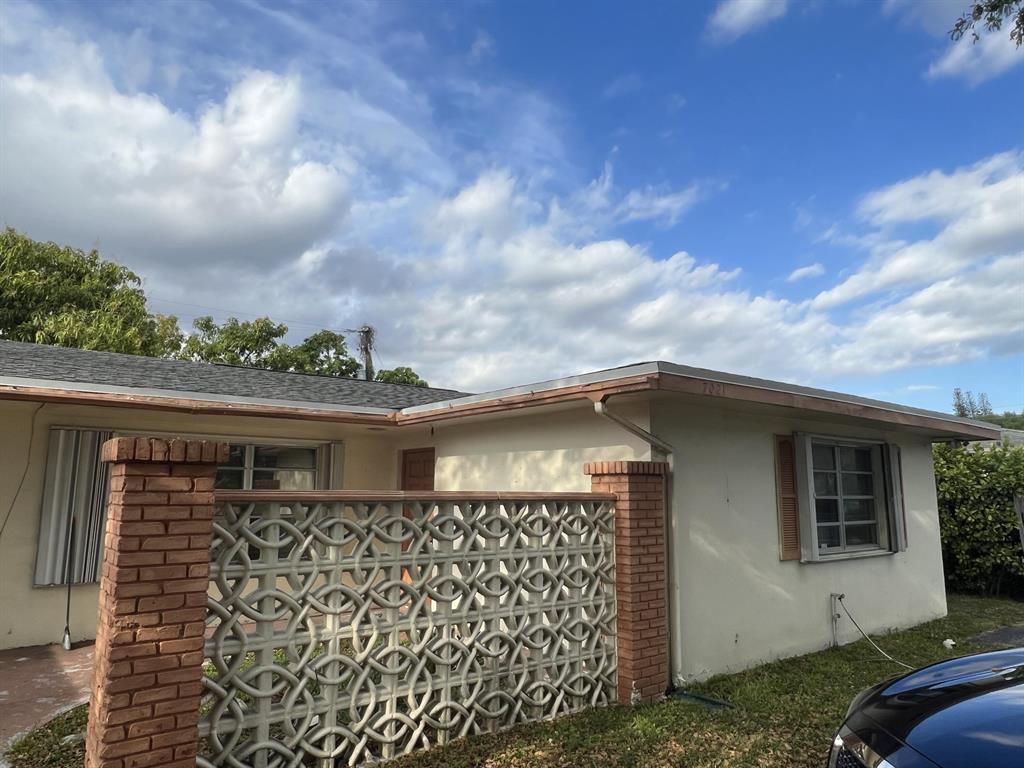 Very large nice 3 beds and 2 bath duplex!! with large laundry/storage room, private fenced in backyard, park for 3 vehicles close to school on nice neighborhood, located in the heart of Plantation and close to everything and much more
