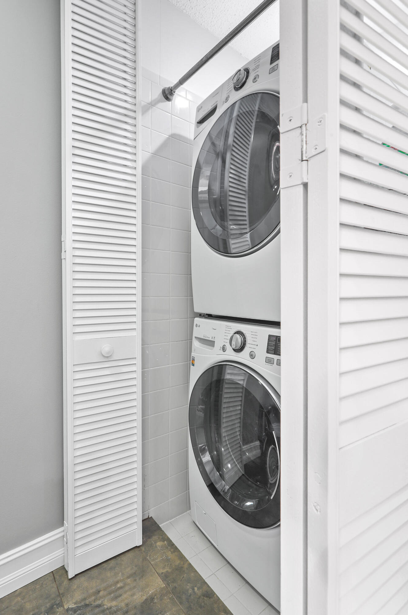 SEA COLONY 1 - Residential Lease