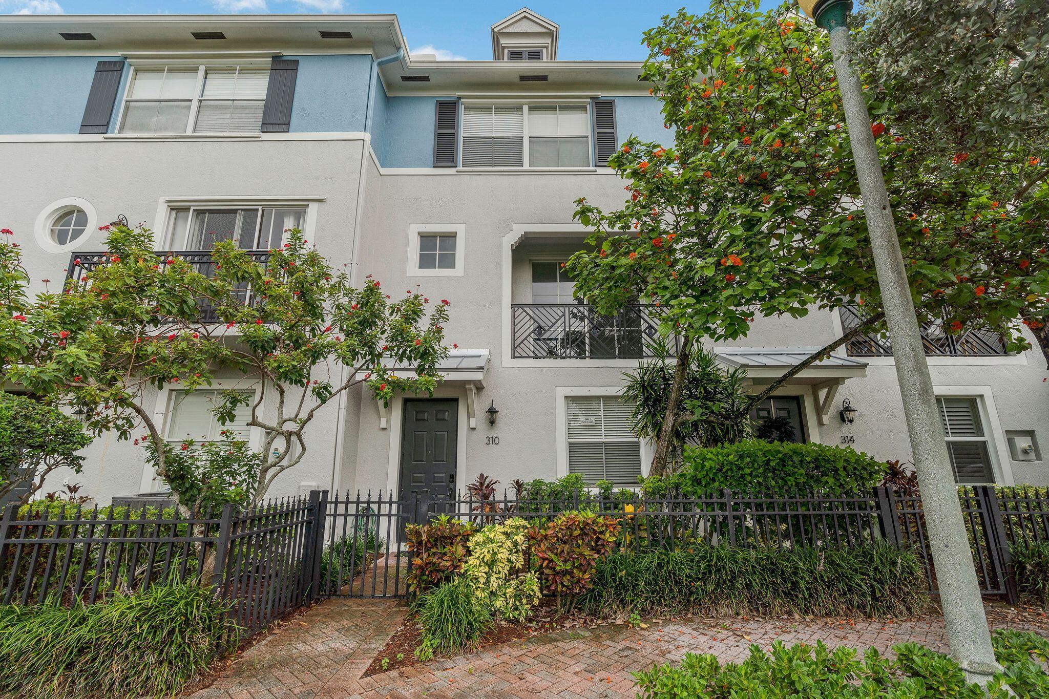 Beautiful 1596 square foot townhome home has 2 bedrooms and 2.5 bathrooms. Beautiful wood flooring. Washer and dryer. Fantastic location. Close to downtown, shops, i95 and the beach. Must See!!!