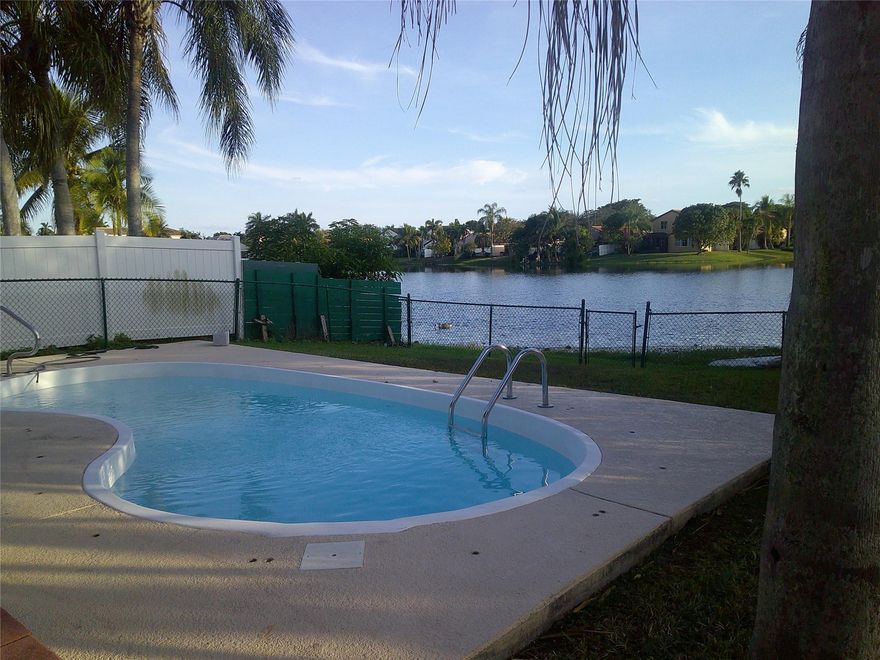 CONE HOME TO THIS STUNNING LAKE VIEW POOL HOME IN THE LOVELY TAPESTRY COMMUNITY. THIS BRIGHT AND OPEN 3 BEDROOMS 2- & 1/2-BATHROOMS HOME FEATURES NEW KITCHEN AND TILE FLOORS, LARGE MASTER WITH WALK IN CLOSET, SCREENED IN PATIO FOR RELAXATION AND BARBECUE AND THE LIST GOES ON. READY FOR IMMEDIATE OCCUPANCY.