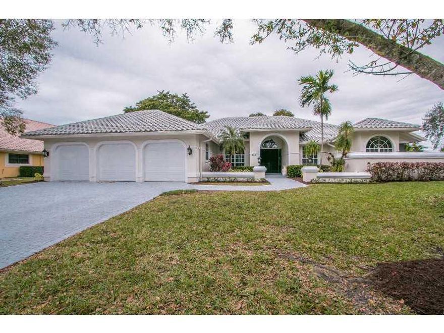 FABULOUS GOLF COURSE HOME ON THE 5th TEE*GRAND ENTRY FOYER LEADS INTO A BRIGHT AIRY HOME WITH LARGE SPACIOUS ROOMS AND FANTISTIC VIEWS*VOLUME CEILINGS*OVERSIZED KITCHEN WITH CABINETS GALORE*SNACK BAR*BREAKFAST AREA*SUPER-SIZED FAMILY ROOM*MASTER SUITE WIT H SITTING AREA*2 WALK-IN CLOSETS*MASTER BATH WITH SEPERATE VANTIES*JACUZZI TUB*SPLIT BEDROOM PLAN*SEPERATE LAUNDRY ROOM*FABULOUS POOL PATIO AREA WITH HUGE COVERD AREA*3 CAR GARAGE*ROOF REPLACED 2014*3 ACS*GUARD GATED COMMUNITY*WELL MAINTAINED COMMUNITY*