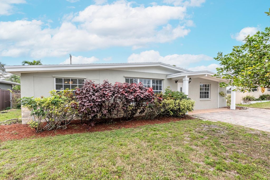 Photo of 553 Ivy Avenue, Palm Beach Gardens, FL 33410 (MLS # R10961343)