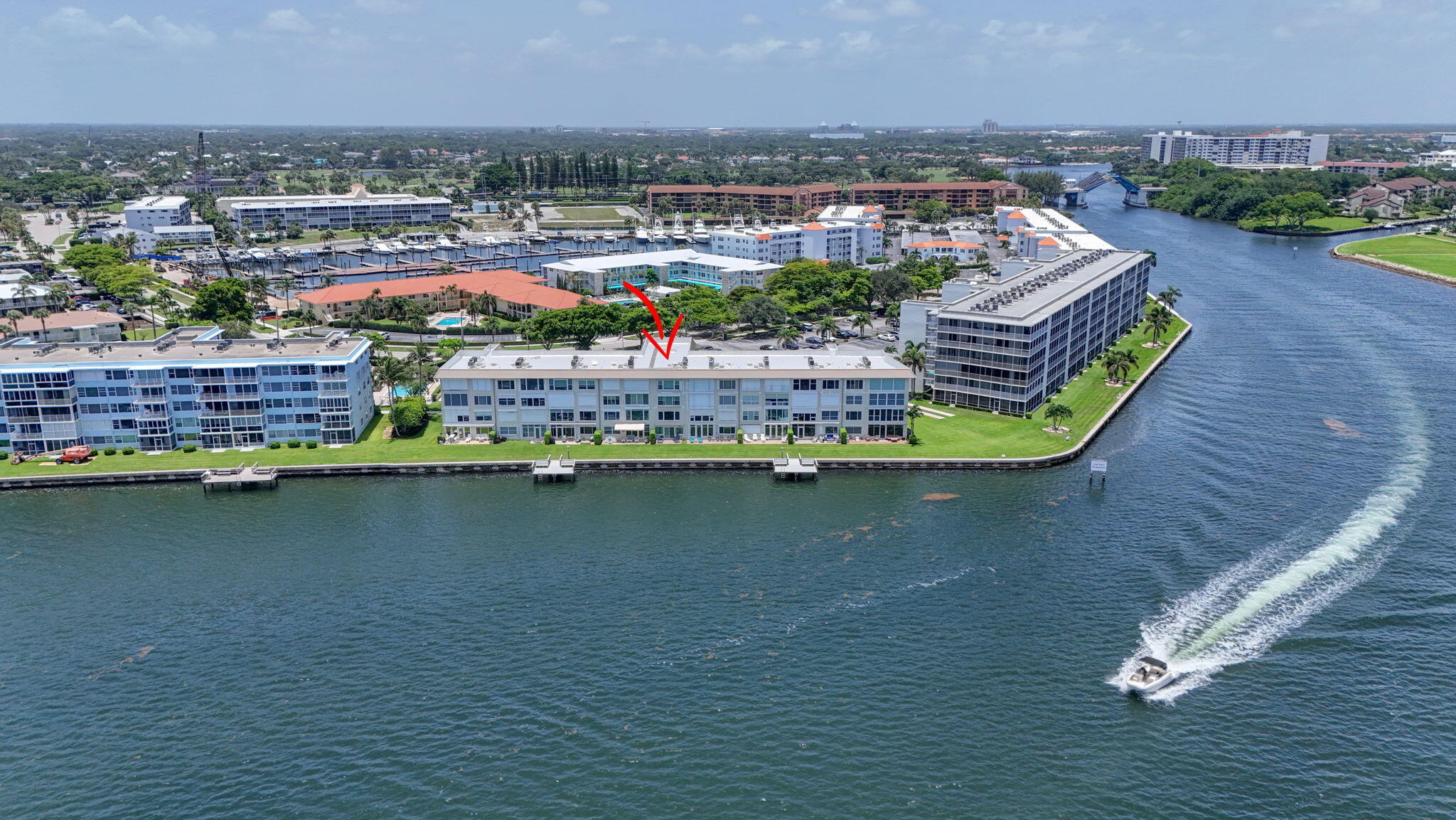 52 YACHT CLUB Drive 305
