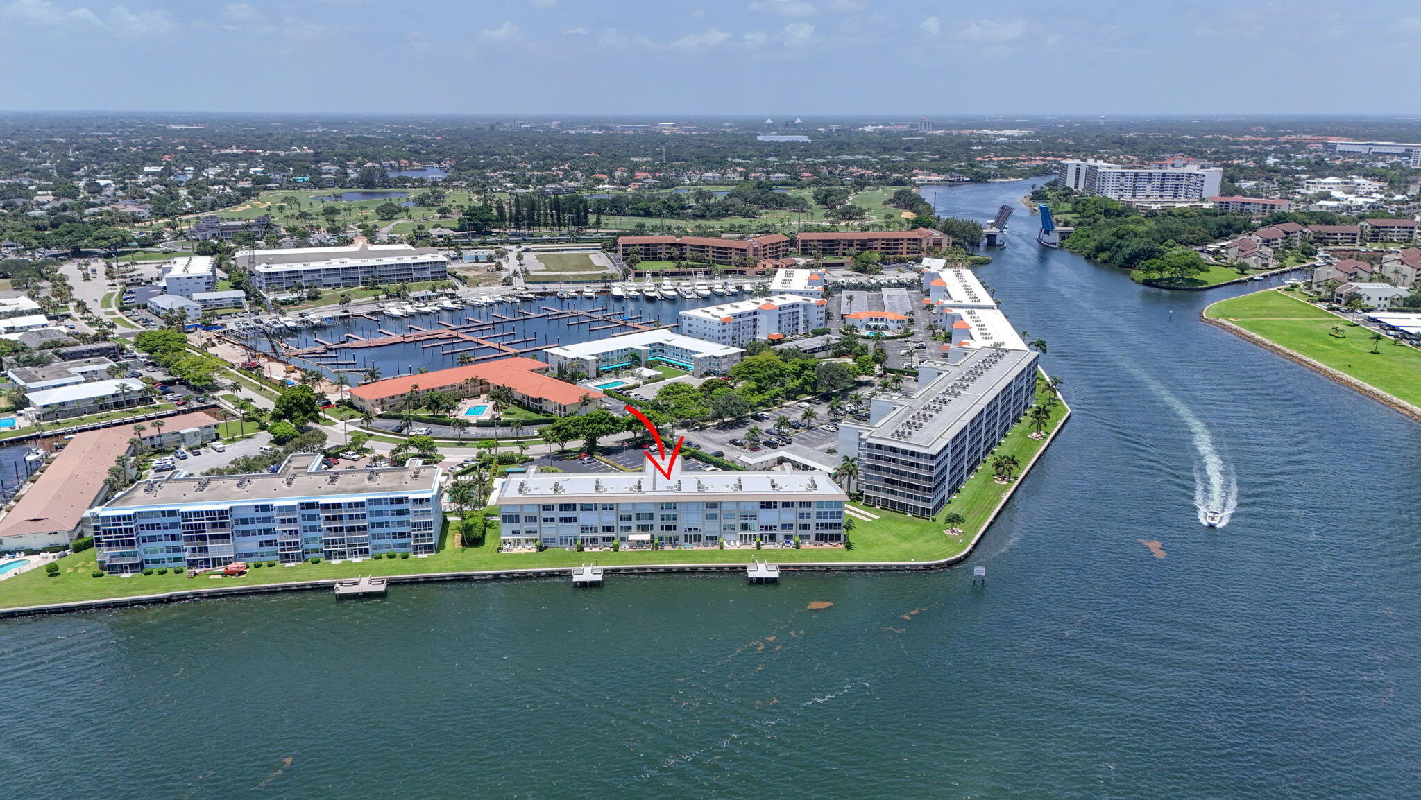 52 YACHT CLUB Drive 305