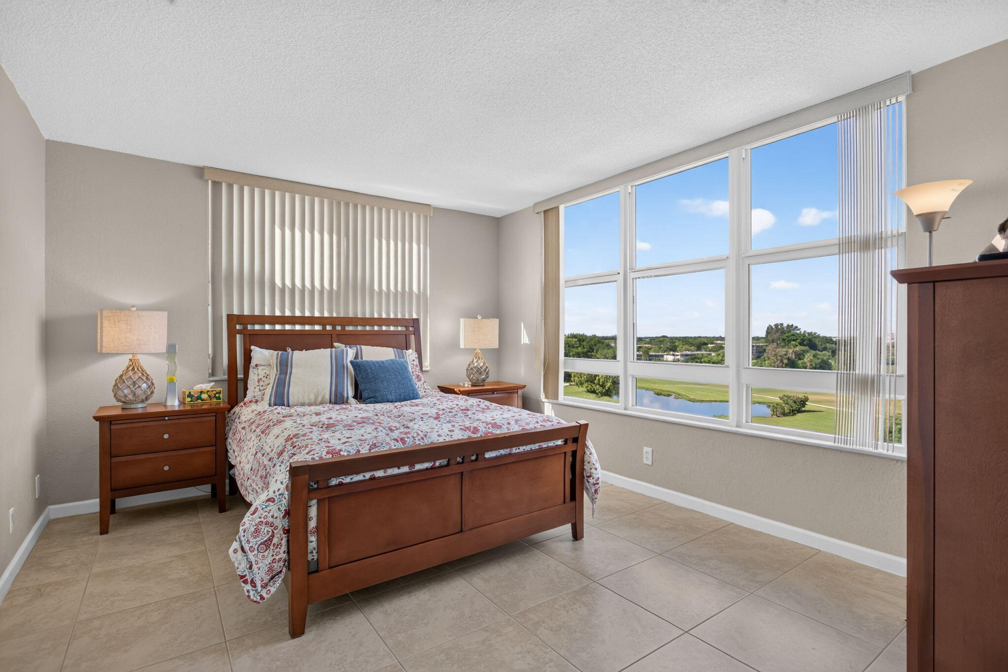2671 S COURSE Drive 710, Pompano Beach, FL, 33069/$269,000 4 2671 S COURSE Drive 710