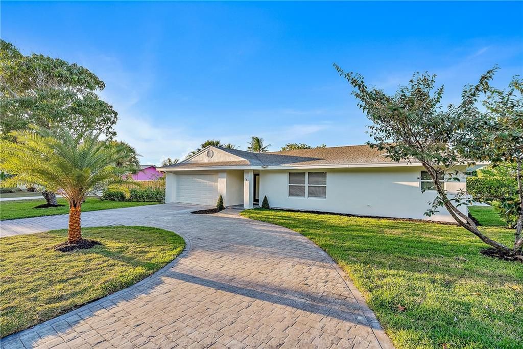 Photo of 9 W Riverside Drive, Jupiter, FL 33469 (MLS # F10373476)