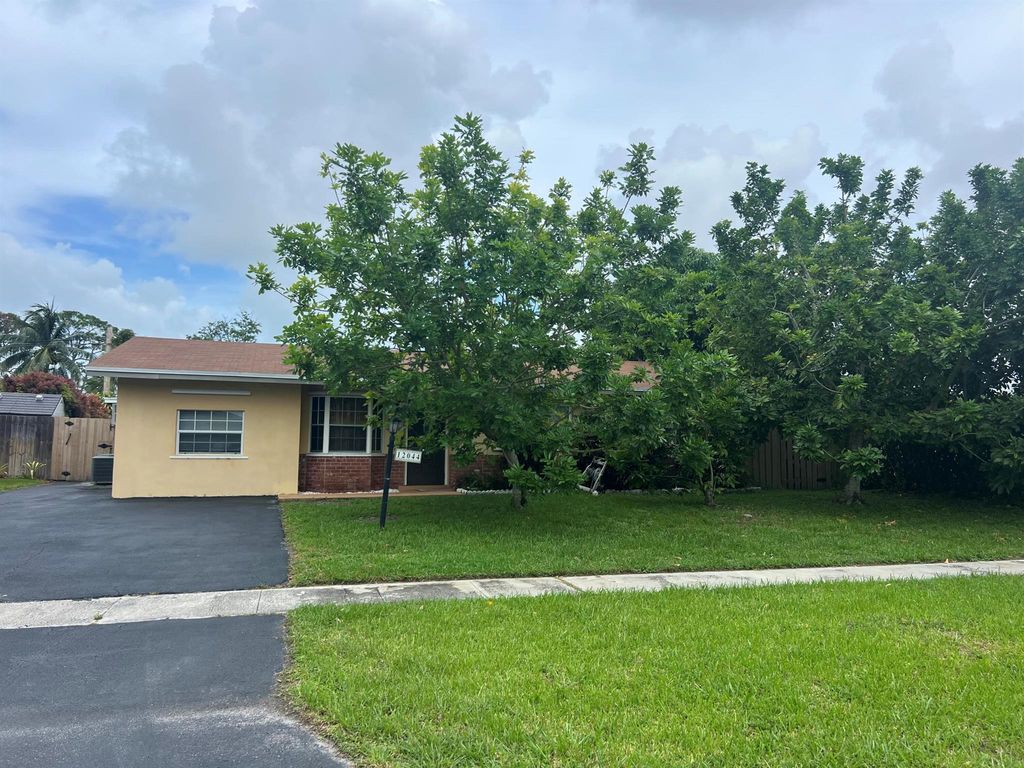 Photo of 12044 Dolphin Drive, Palm Beach Gardens, FL 33410 (MLS # R10998899)