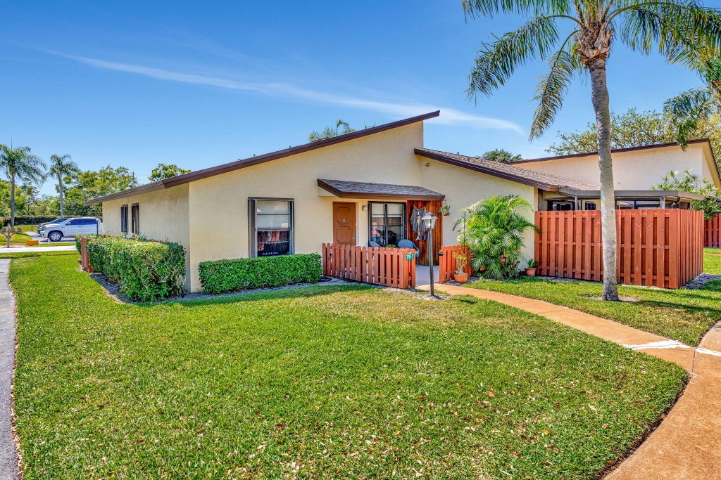 Photo of 7917 SE Villa Circle, Hobe Sound, FL 33455 (MLS # B26080896)