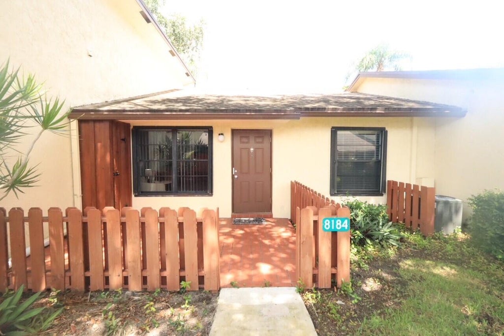 Photo of 8184 SE VILLA Way, Hobe Sound, FL 33455 (MLS # B26073846)