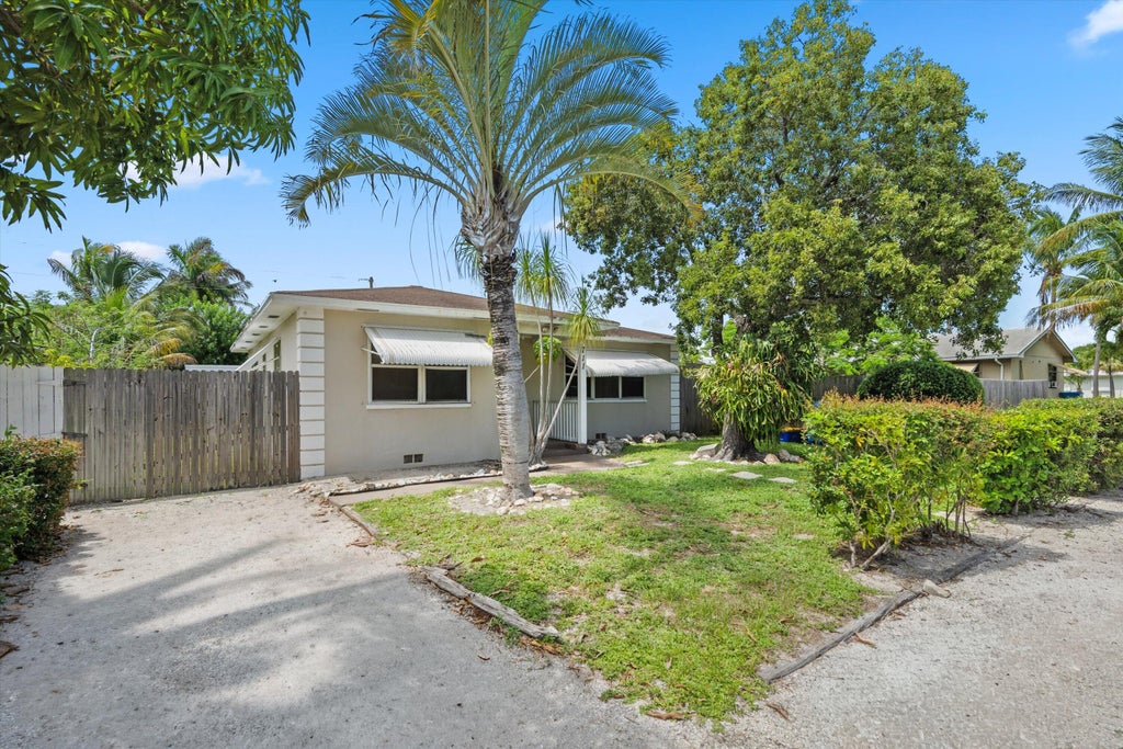 Photo of 711 E COAST Avenue, Lantana, FL 33462 (MLS # B26075122)