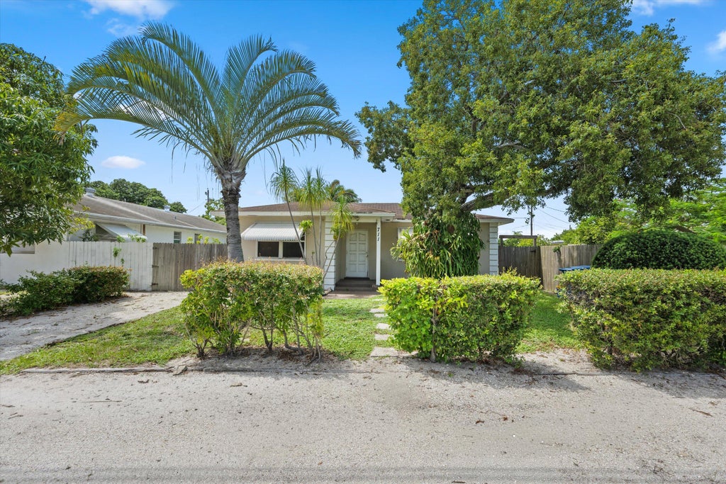 Photo of 711 E COAST Avenue, Lantana, FL 33462 (MLS # B26075122)