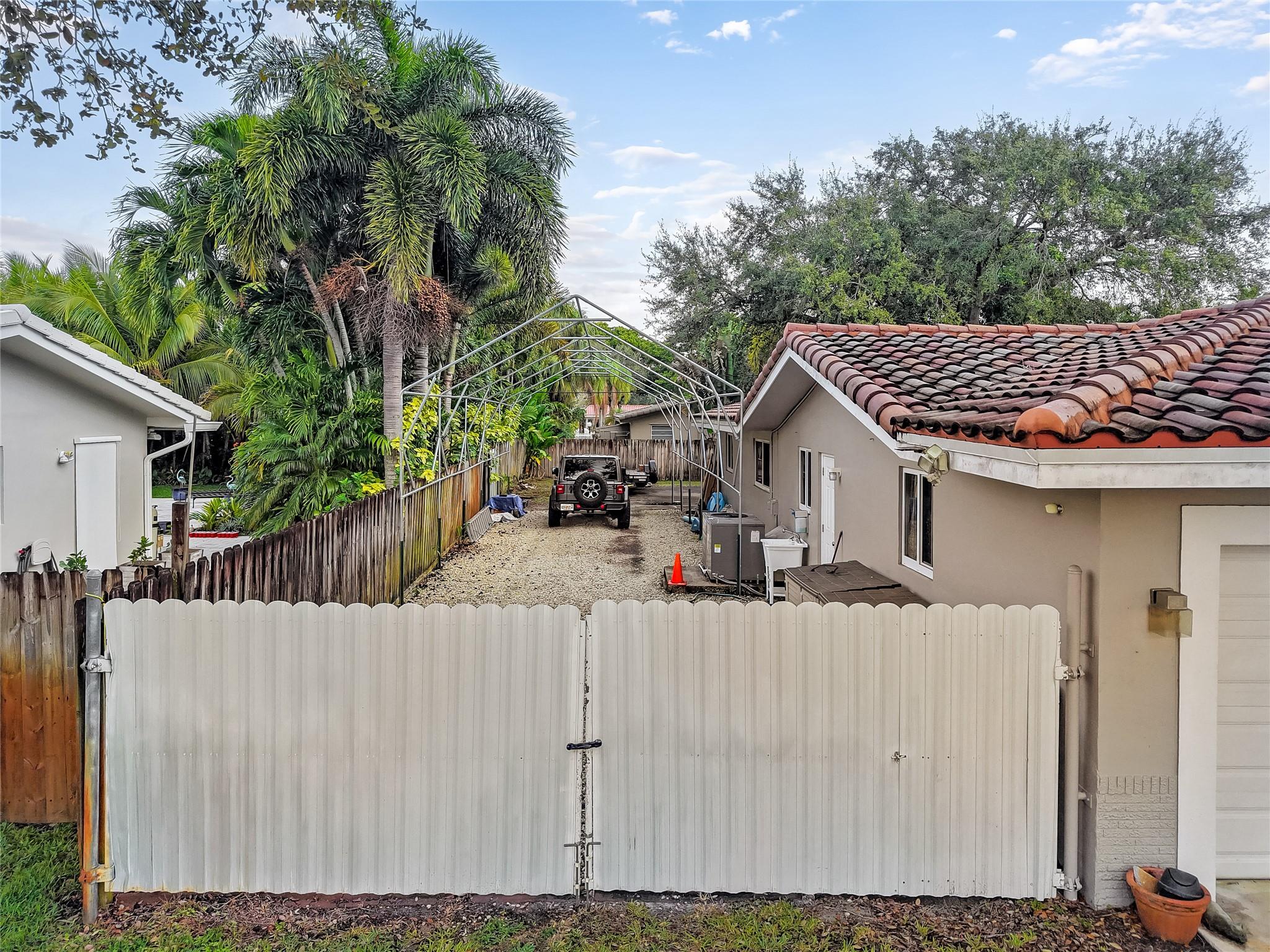 Plantations Secluded Gard - Residential