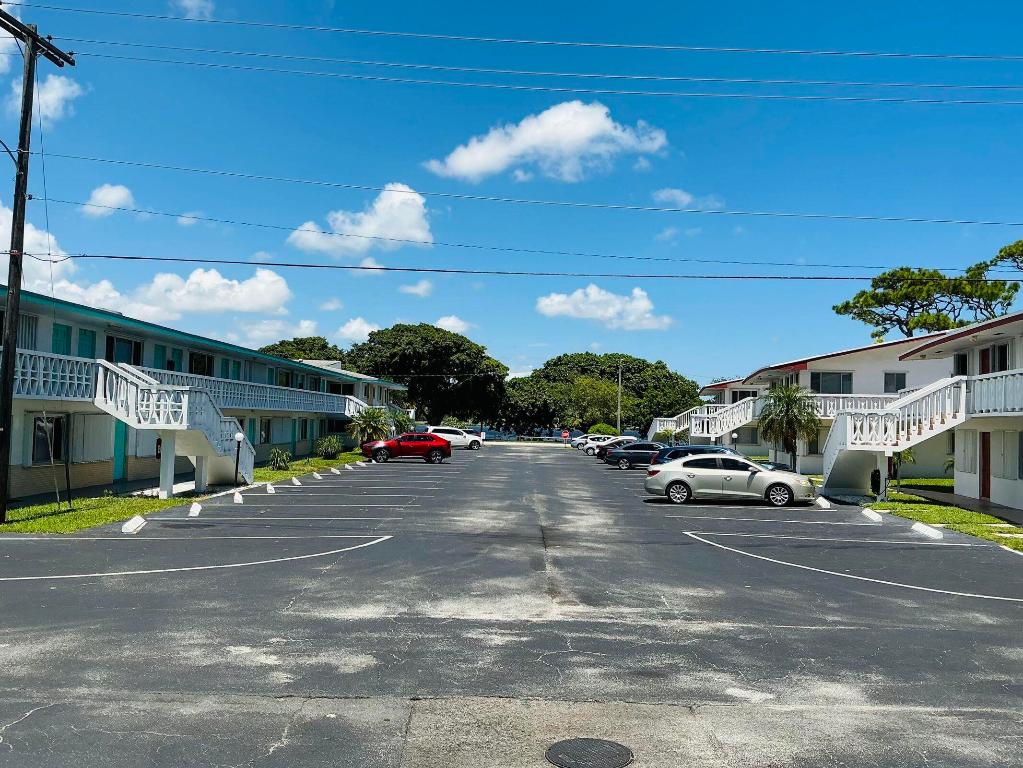 LAKESIDE POINT APT 4 CONDO - Residential