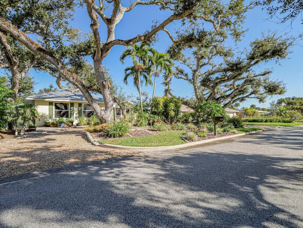 Photo of 545 Indian Lilac Road, Vero Beach, FL 32963 (MLS # R11150768)