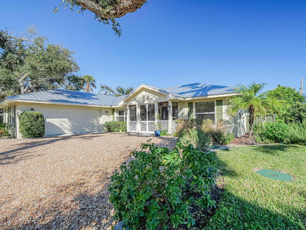 Photo of 545 Indian Lilac Road, Vero Beach, FL 32963 (MLS # R11150768)