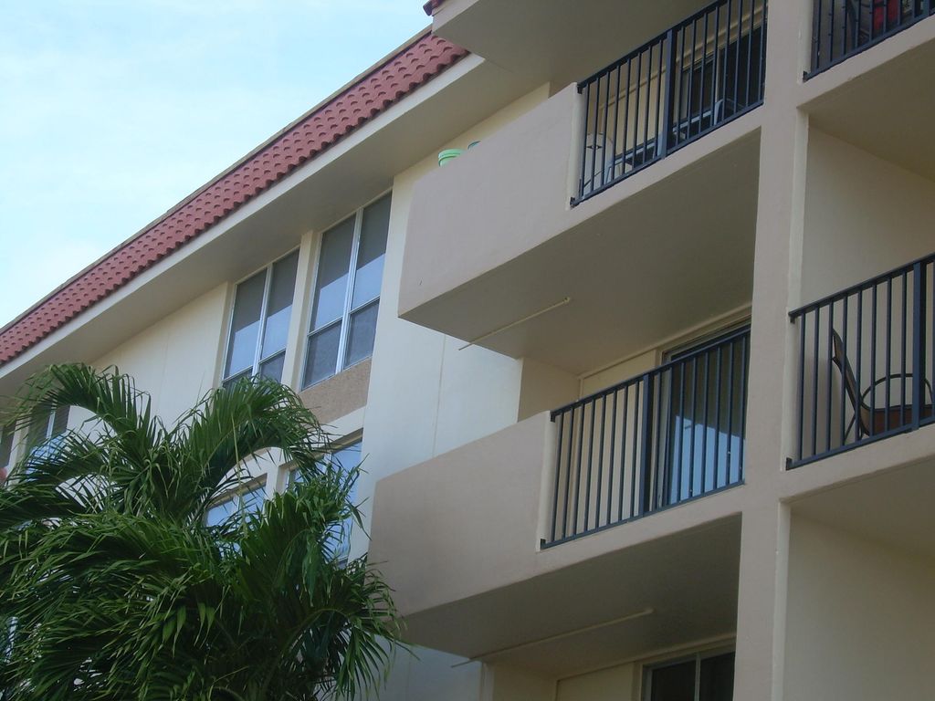 Photo of 1000 Spanish River Road #3b, Boca Raton, FL 33432 (MLS # B26023092)