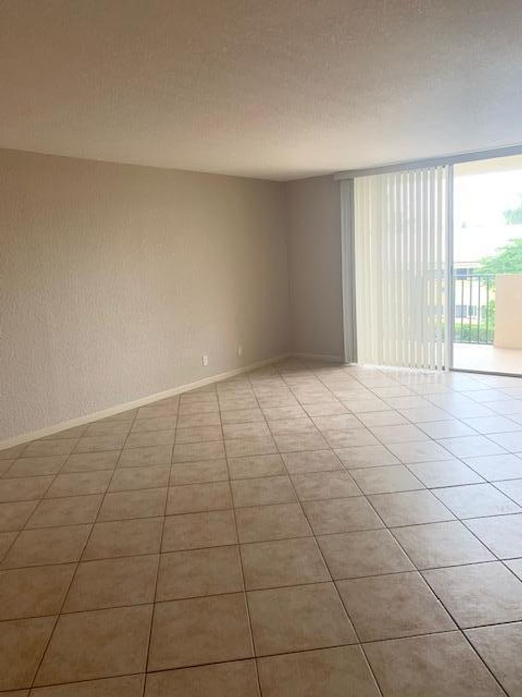 Photo of 1000 Spanish River Road #3b, Boca Raton, FL 33432 (MLS # B26023092)
