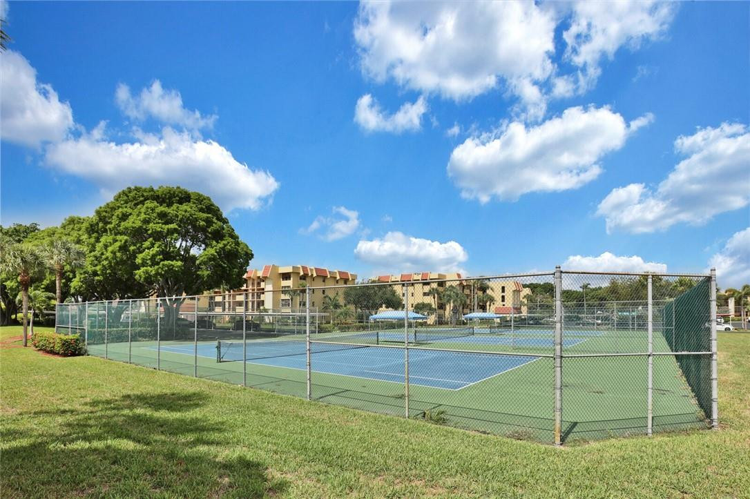 PINES OF BOCA BARWOOD CON - Residential