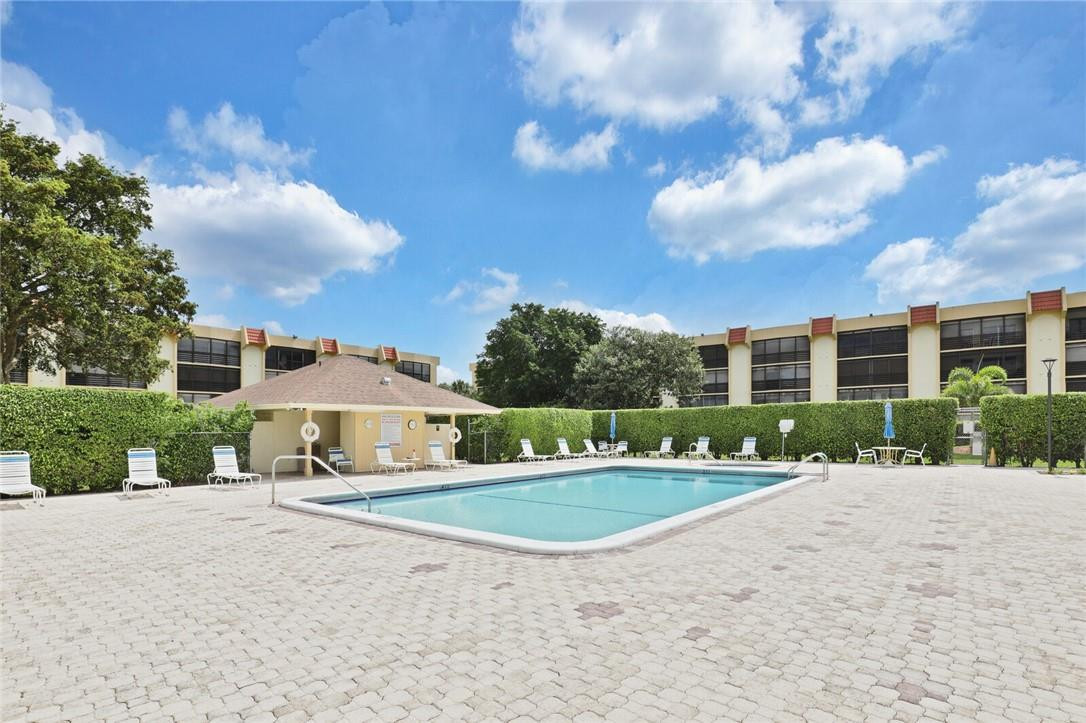 PINES OF BOCA BARWOOD CON - Residential