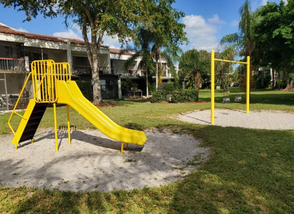 COURTS OF INVERRARY - Residential Lease