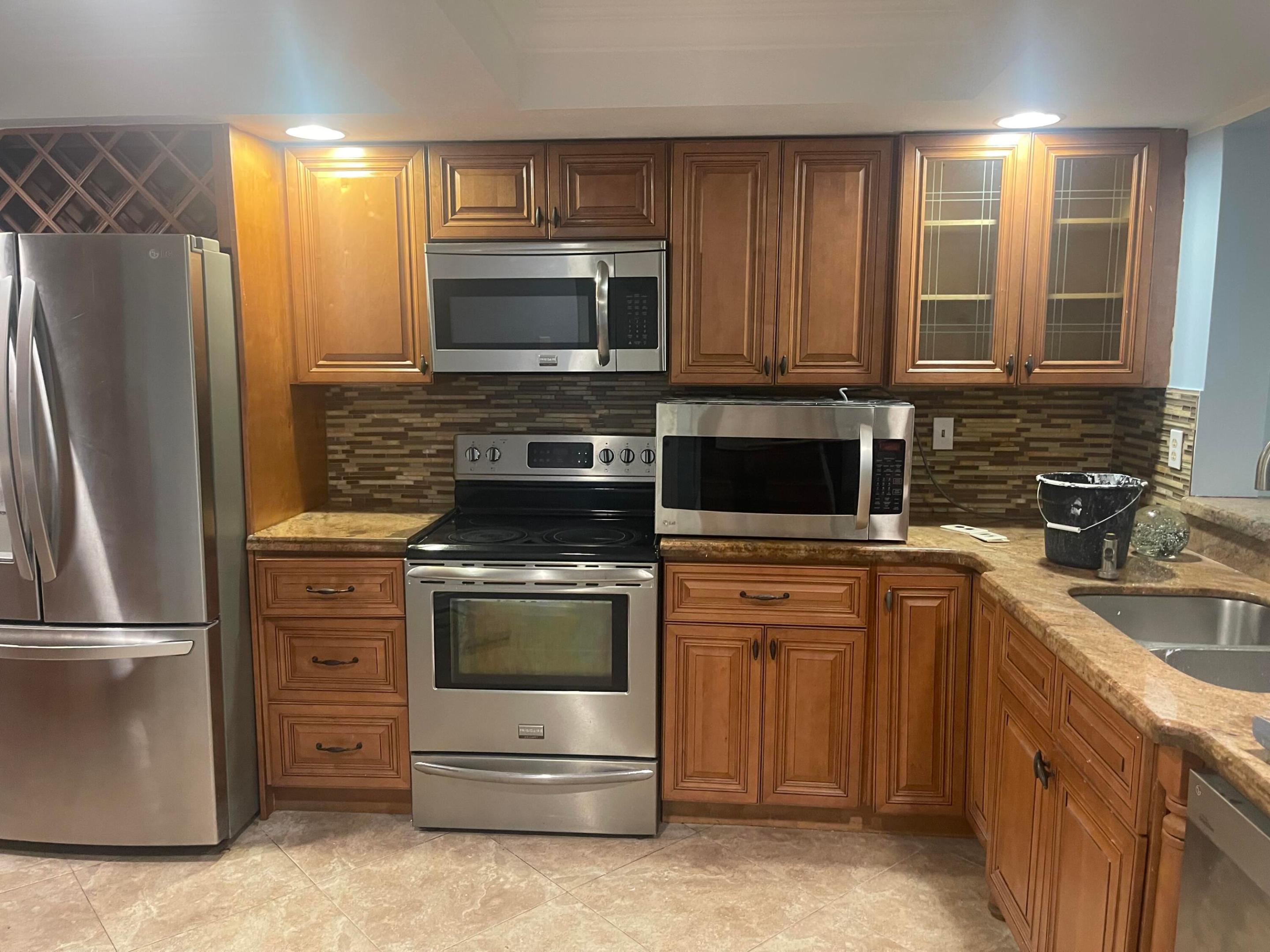 COURTS OF INVERRARY - Residential Lease