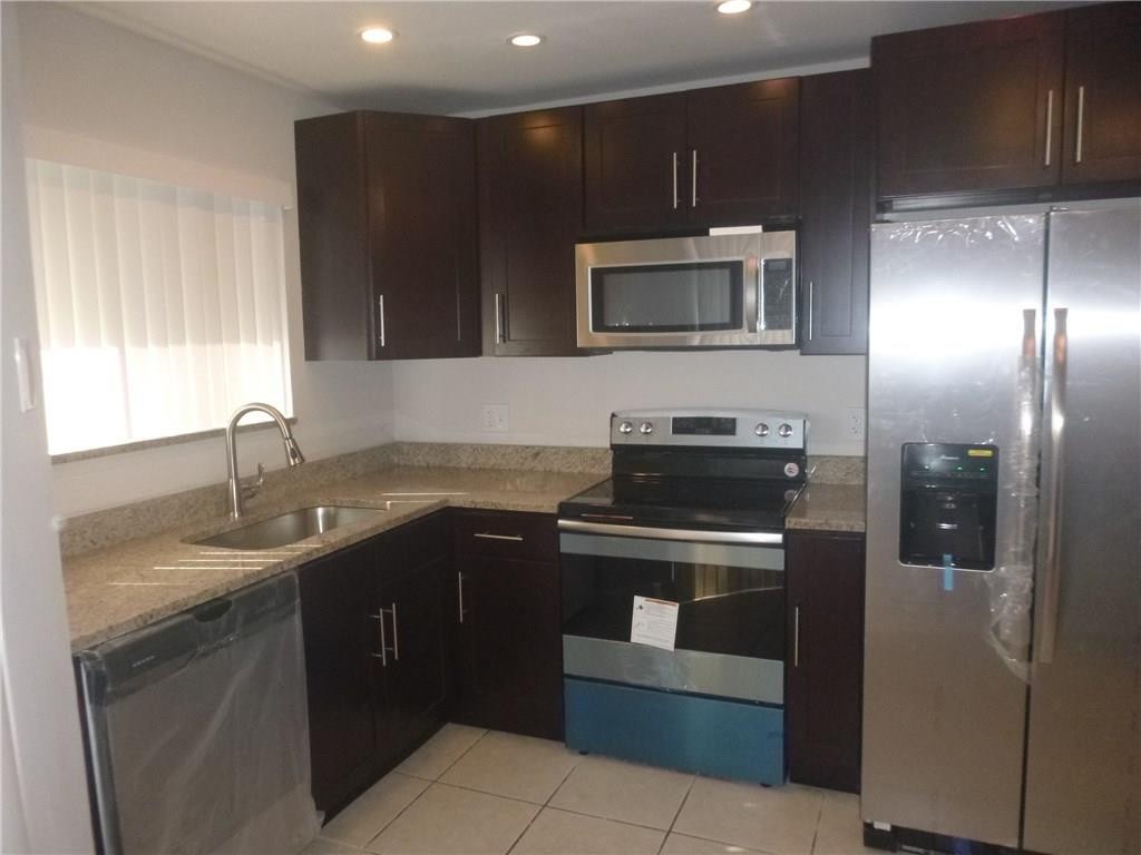 WOODBRIDGE AT PEMB LAKES - Residential