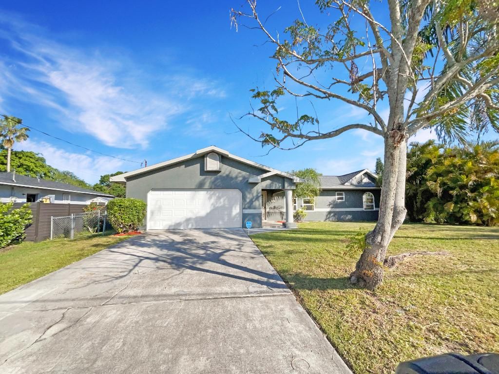 Photo of 566 NW Sagamore Terrace, Port Saint Lucie, FL 34983 (MLS # R11072401)