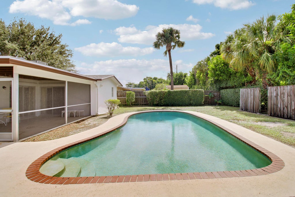Photo of 313 BALSAM Street, Palm Beach Gardens, FL 33410 (MLS # B26078262)