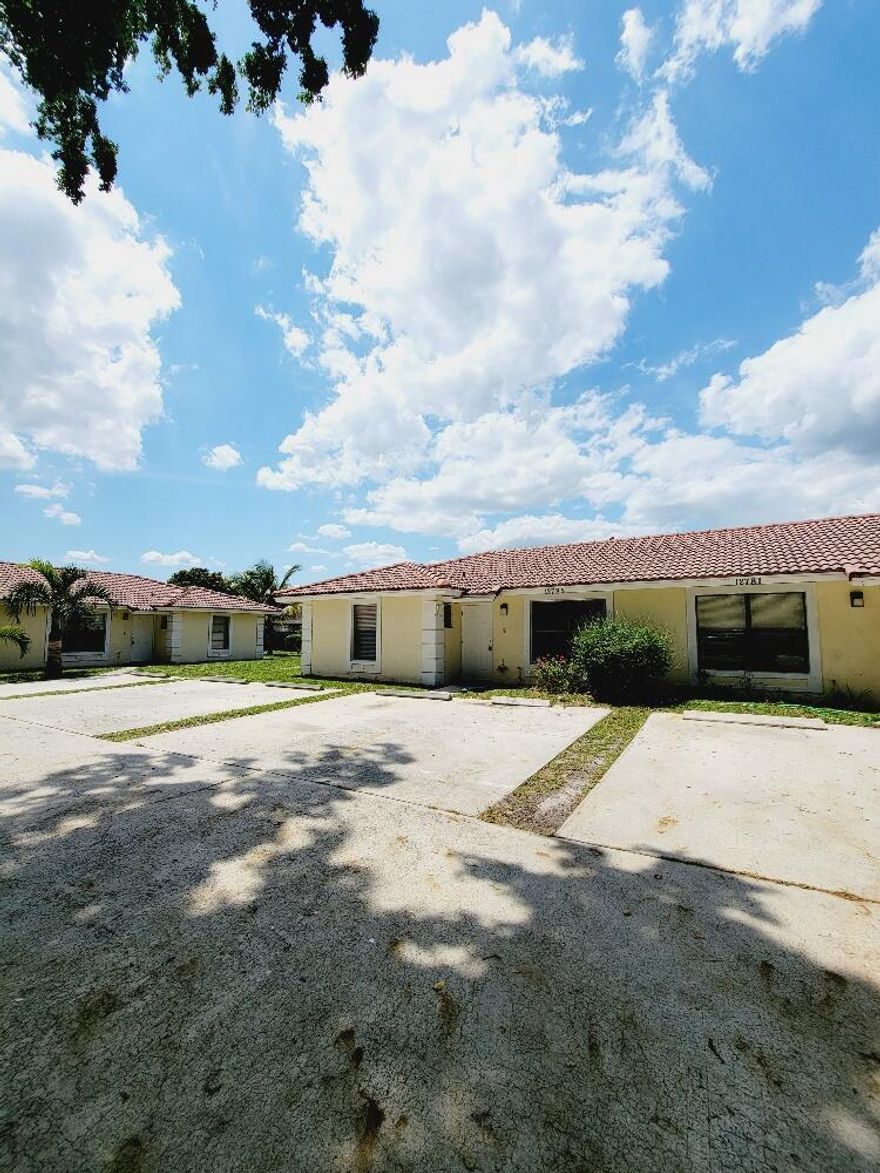 Very comfortable 2/2 duplex / Washer and Dryer in the unit / in the hearth of Wellington / Limited parking, no guess parking.