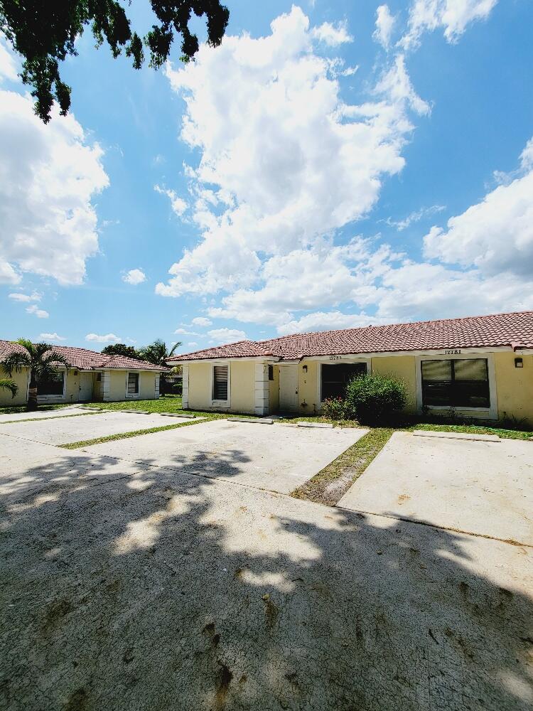 Very comfortable 2/2 duplex / Washer and Dryer in the unit / in the hearth of Wellington / Limited parking, no guess parking.