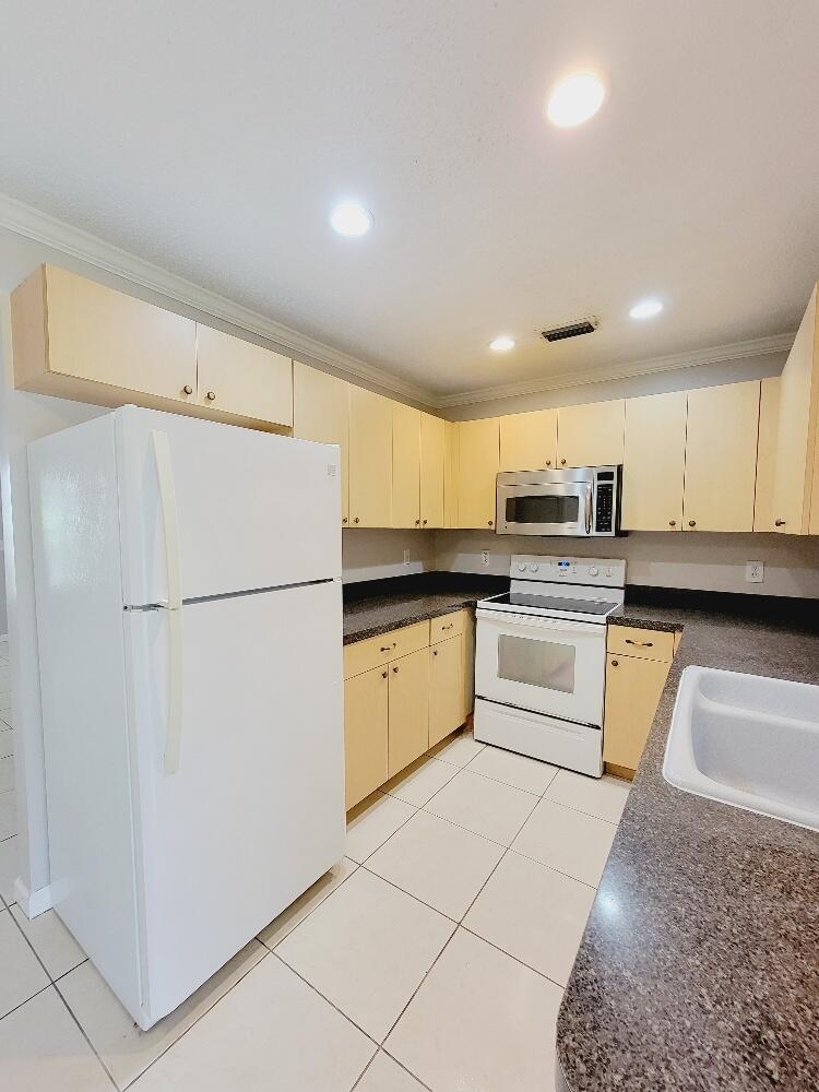 SOUTH SHORE 3 OF WELLINGT - Residential Lease