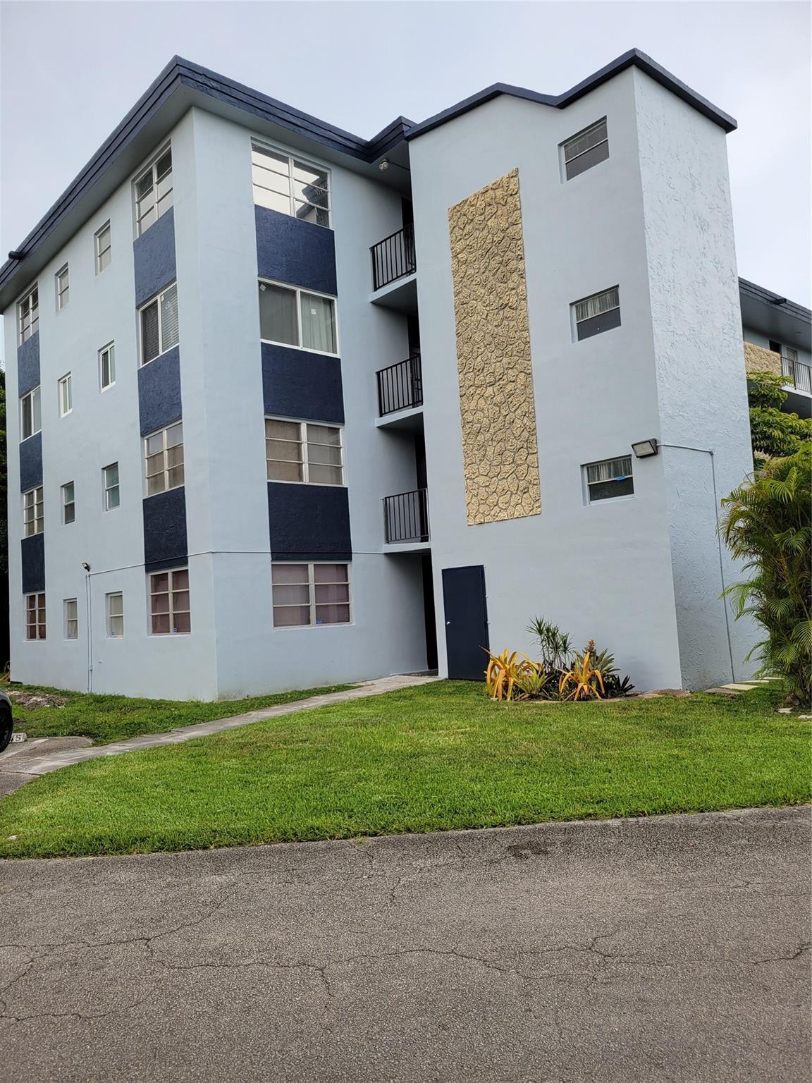 Spacious 2/2 ready to rent in gated community with lake view. Bathrooms have been renovated and unit has been painted. Building has been recently painted.