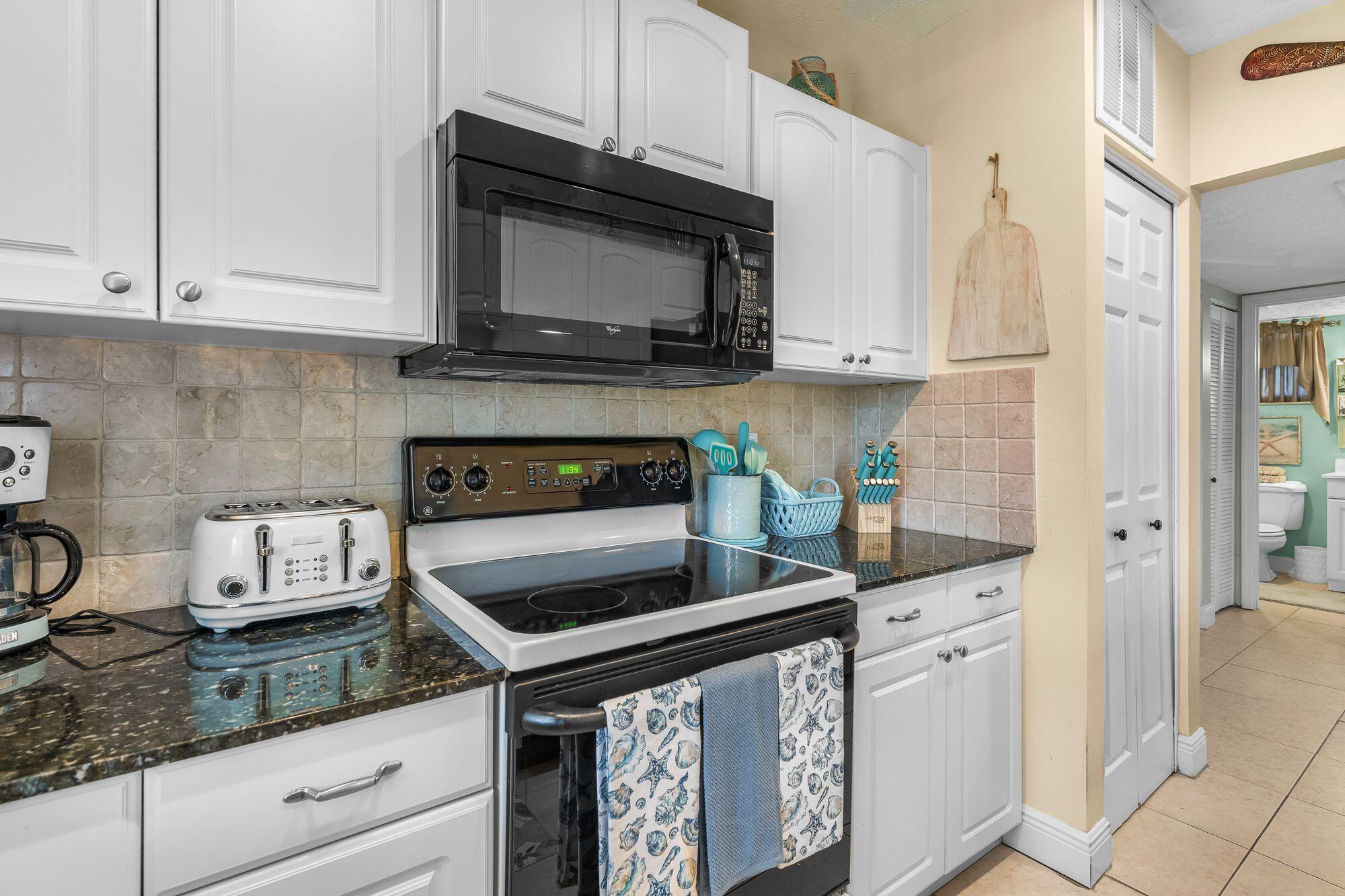 3209 S Lakeview Circle 8202, Hutchinson Island, FL, 34949/$259,900 4 3209 S Lakeview Circle 8202