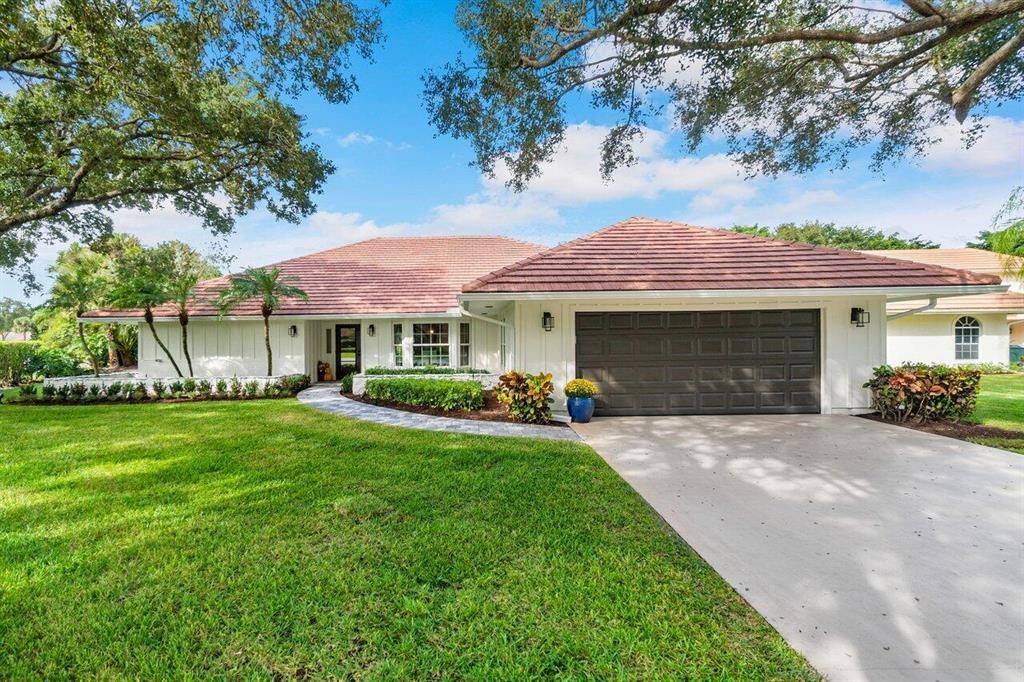 Photo of 4 Wycliff Court, Palm Beach Gardens, FL 33418 (MLS # R10757324)