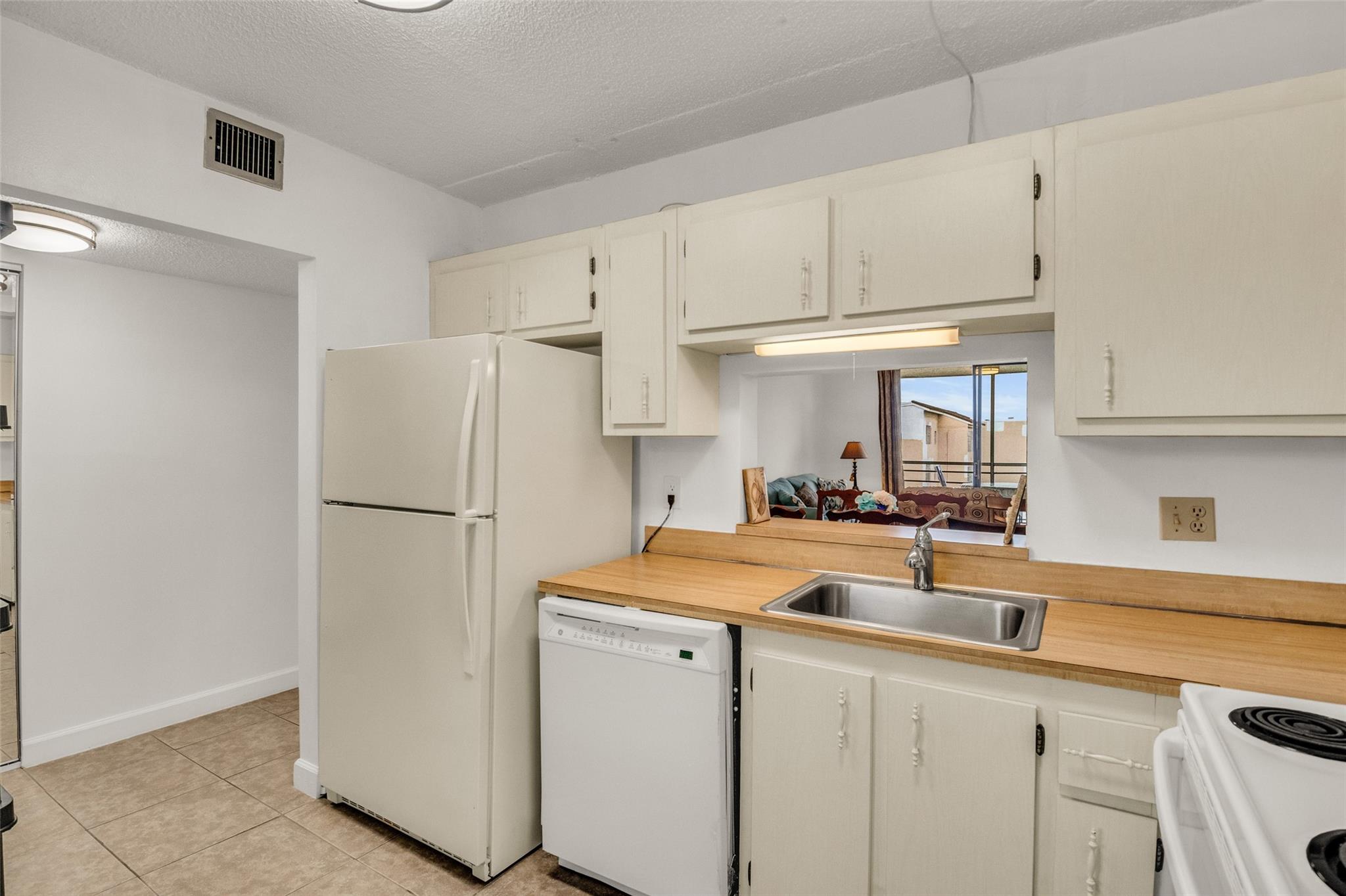 View photos, virtual tours, details... 2840 Somerset Dr 403